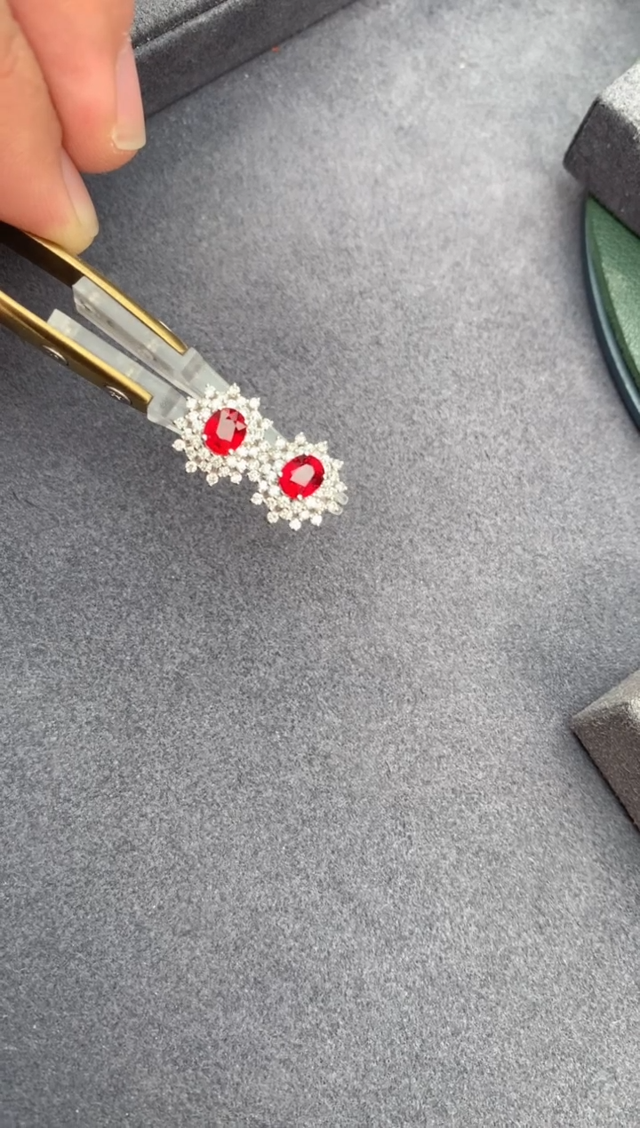 【闪购商品】红宝石耳饰18K金镶嵌1.3ct红宝石耳钉