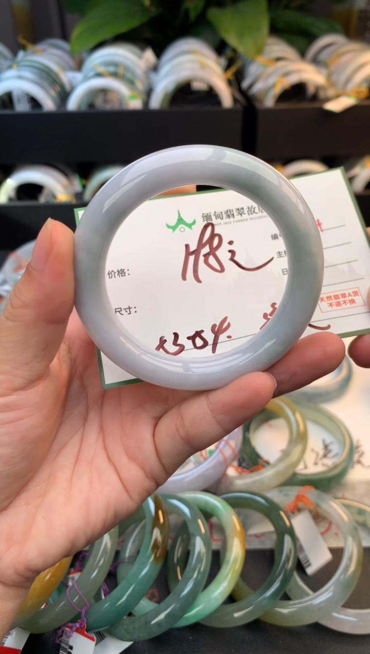 未镶嵌定制翡翠毛货需精细抛光+多人