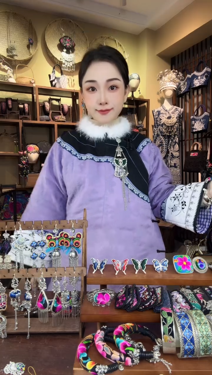 刺绣非遗刺绣民族风苗服