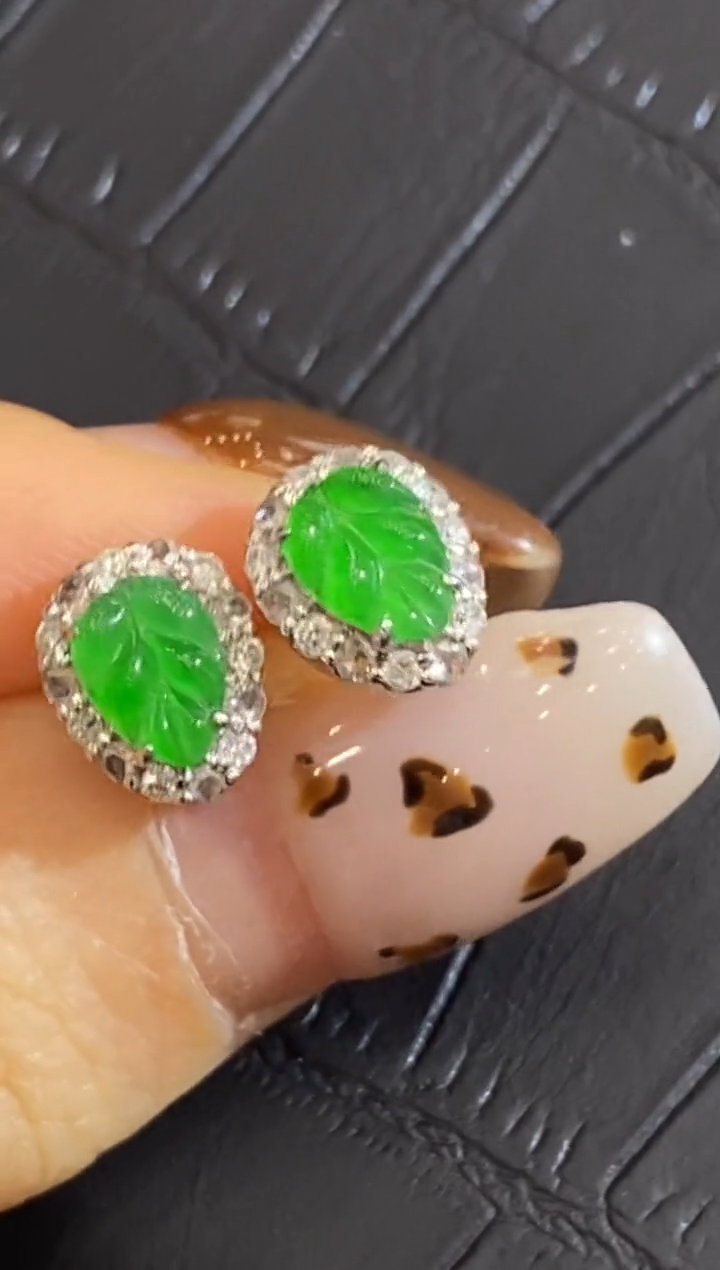 颈饰18K金镶嵌翡翠收到货48小时鉴赏期（超时不退不换）