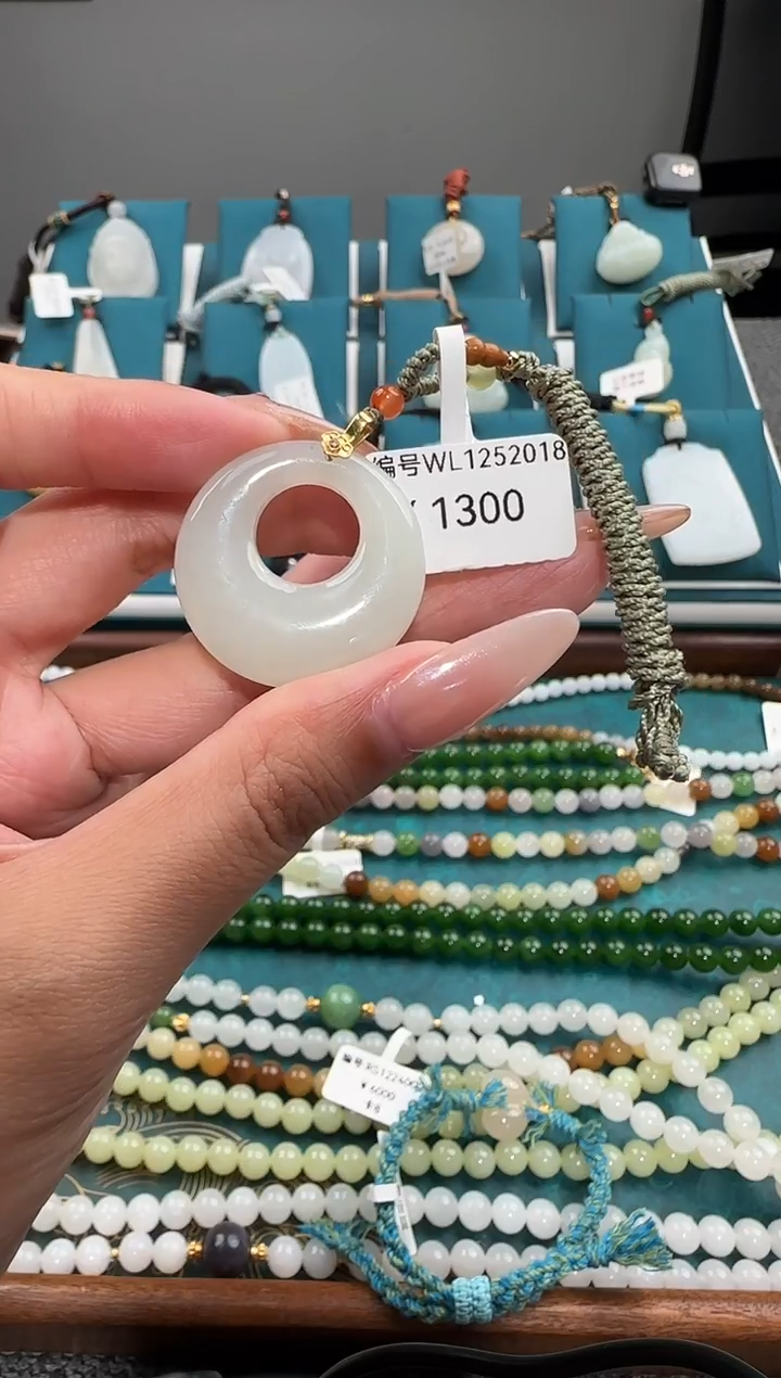 颈饰未镶嵌和田玉吊坠 WL