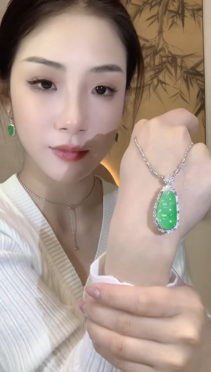 【闪购商品】翡翠吊坠(不含链)18K金镶嵌B85