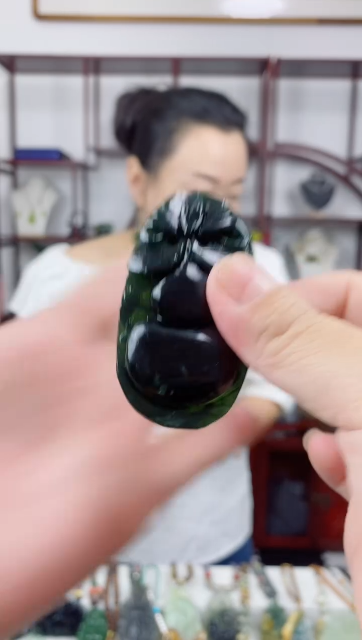 未镶嵌岫玉颈饰葫芦