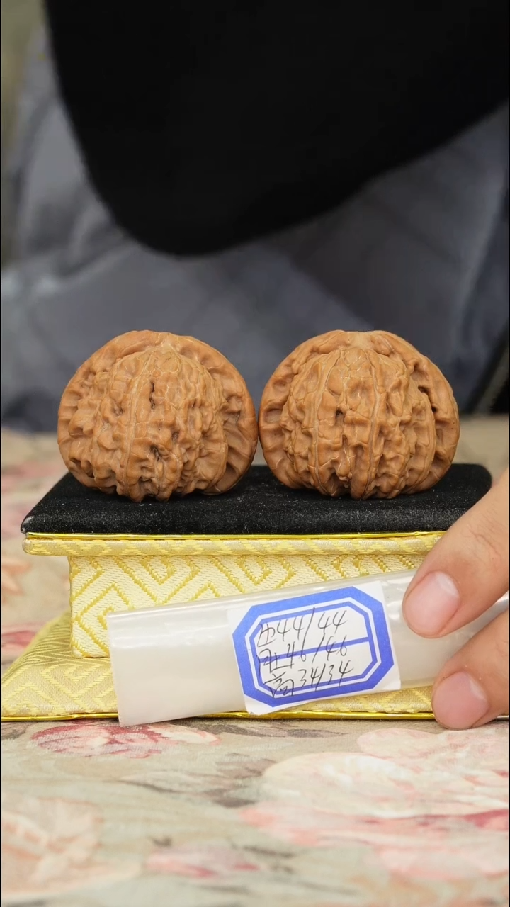 【闪购商品】文玩核桃把件白狮子