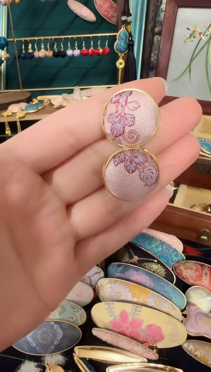 【闪购商品】【一物一拍2.1】粉紫色花花大耳钉一对