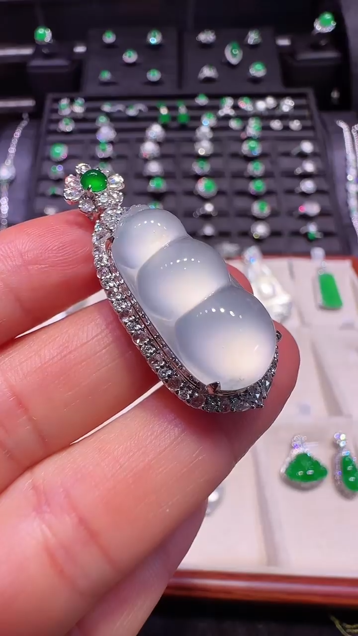 【闪购商品】翡翠吊坠(不含链)18K金镶嵌福豆