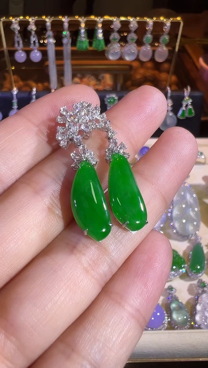 【闪购商品】翡翠吊坠(赠链)18K金镶嵌高冰辣阳绿福瓜吊坠