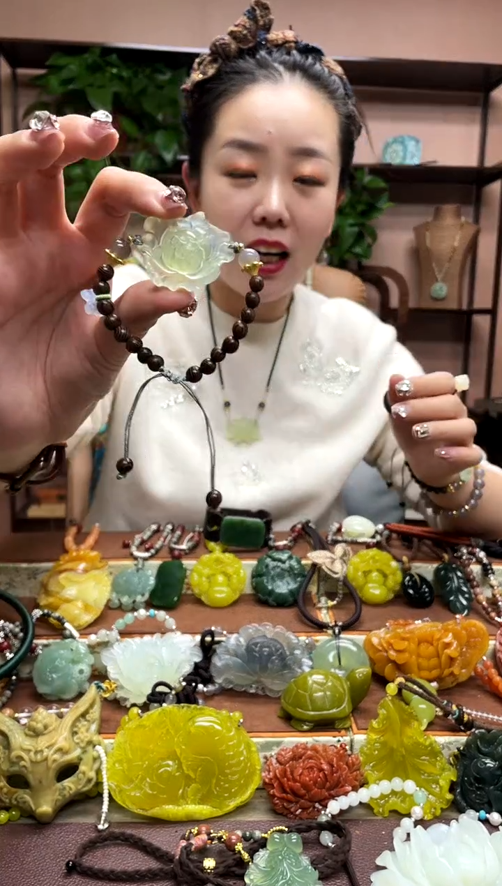 未镶嵌岫玉颈饰多样性发货发其中之一