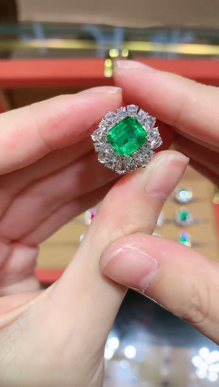 【闪购商品】祖母绿戒指18K金镶嵌2.38CT