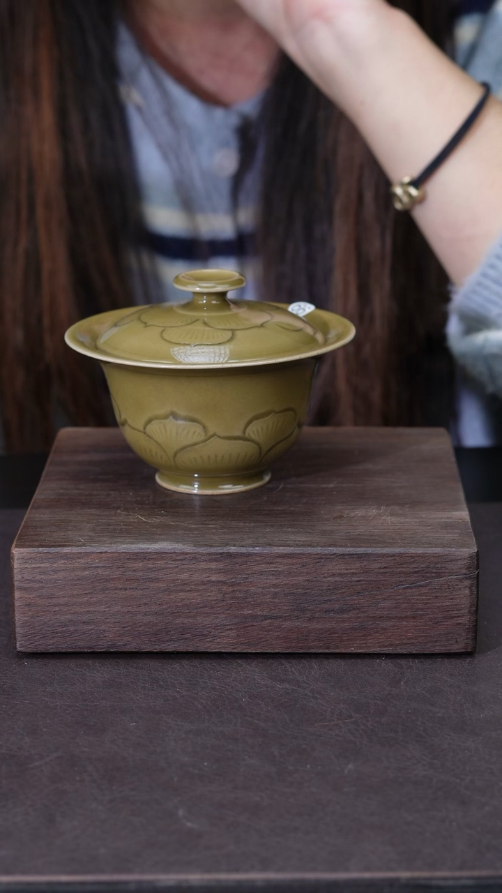 【闪购商品】其他姜黄釉牡丹花瓣盖碗