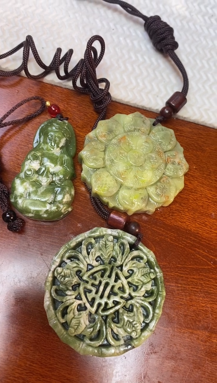 未镶嵌岫玉吊坠拍一发三