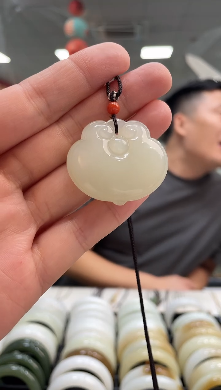颈饰未镶嵌和田玉如意锁吊坠随机发一件