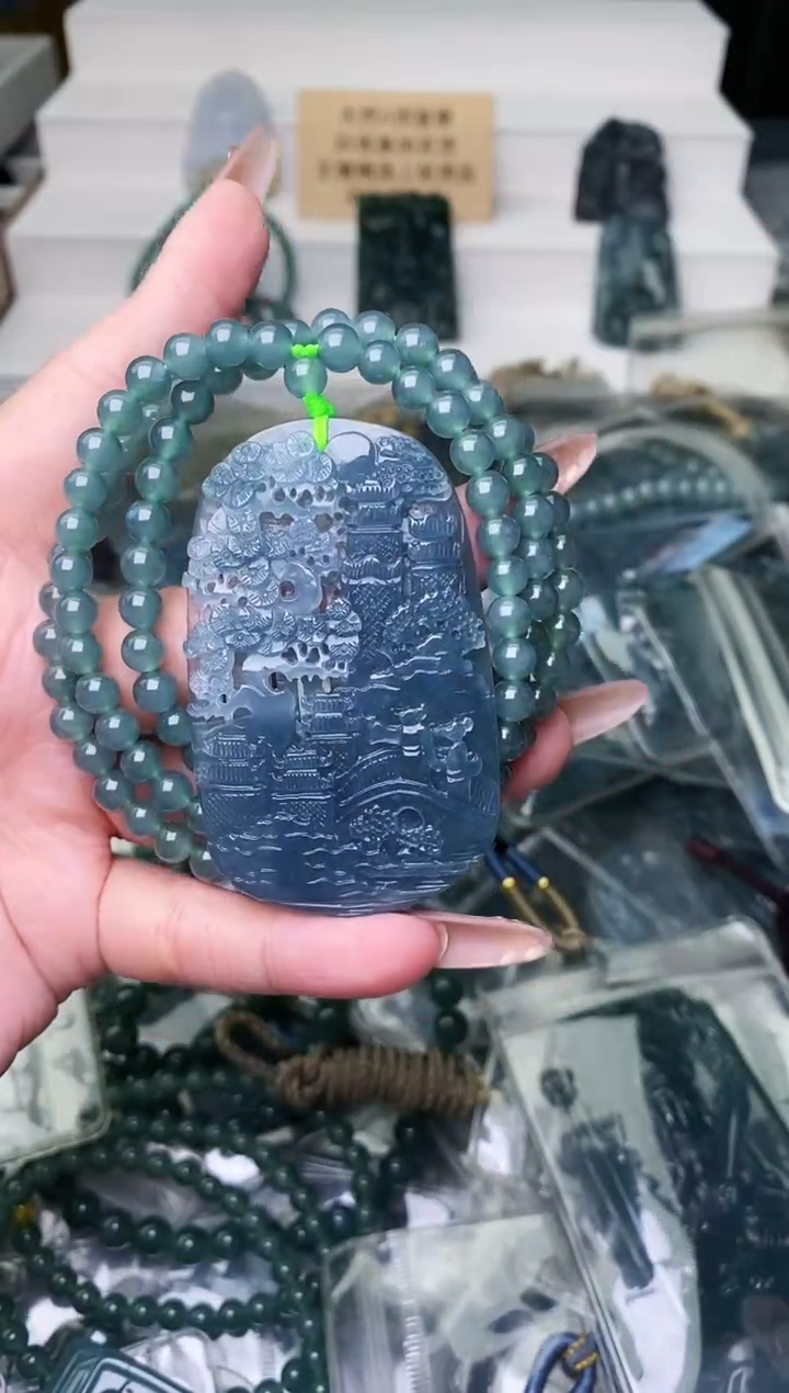 颈饰未镶嵌翡翠 