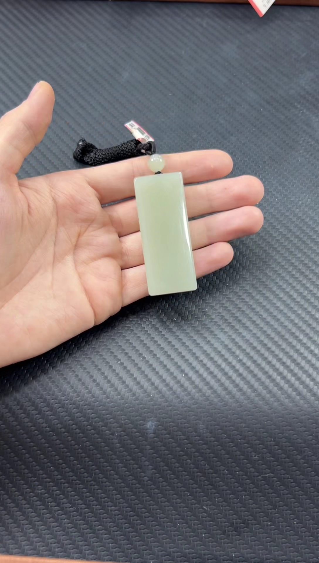 和田玉未镶嵌吊坠(赠链)且末微色差近矿吊坠