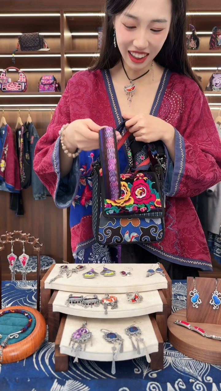 织绣L617黔东南苗族刺绣