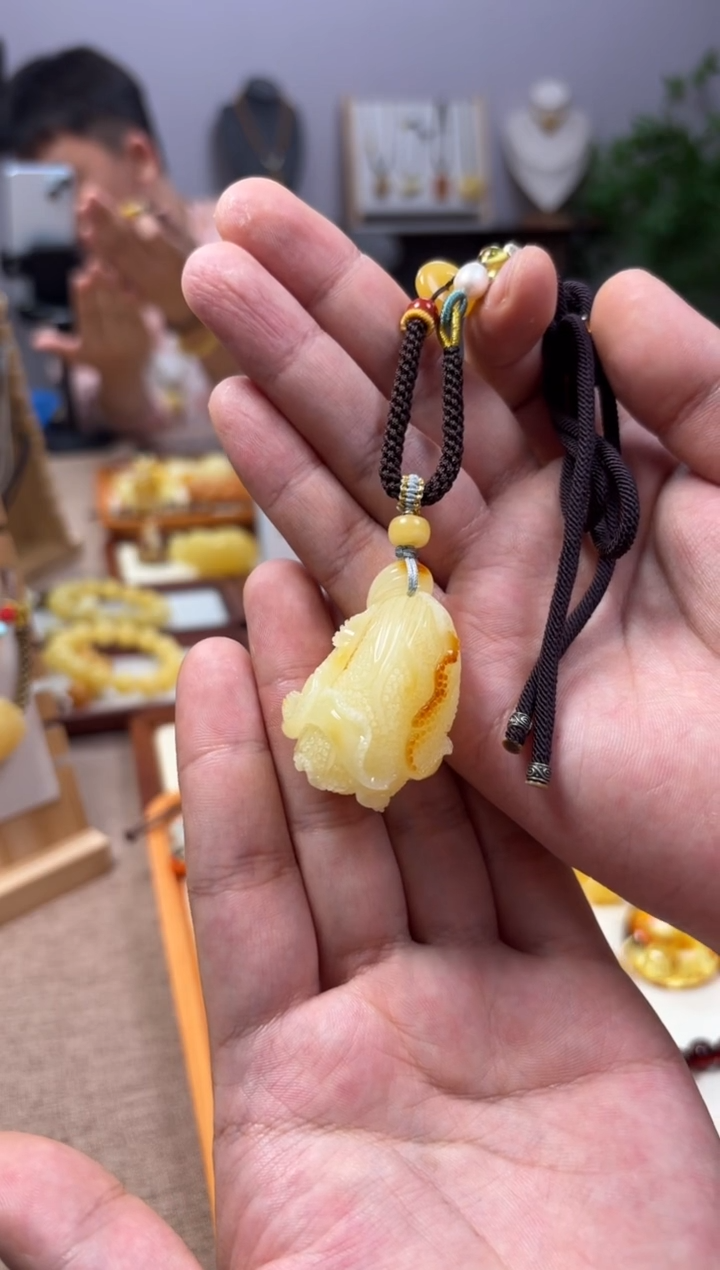 【闪购商品】蜜蜡裸石未镶嵌雕刻