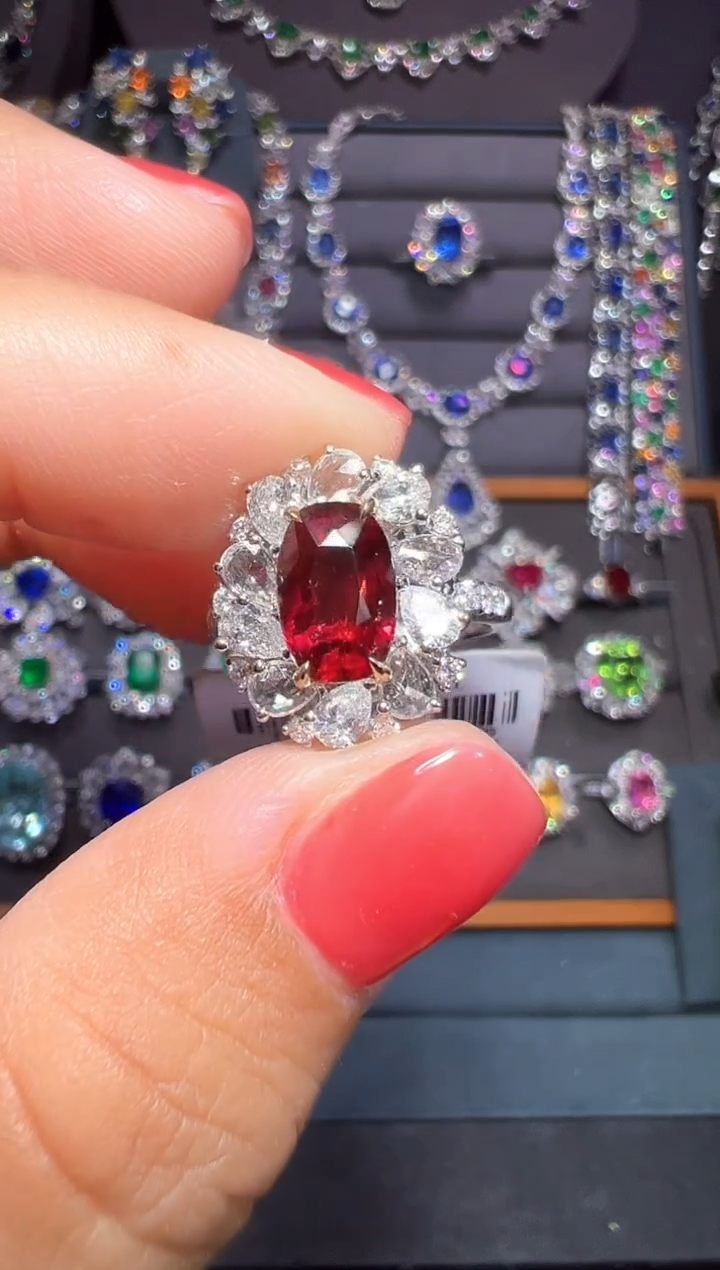 18K金镶嵌戒指红宝石AIGS 无烧鸽 2.4克拉