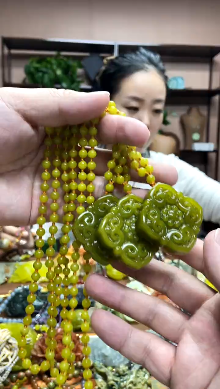 未镶嵌岫玉颈饰多样性发货发其中之一