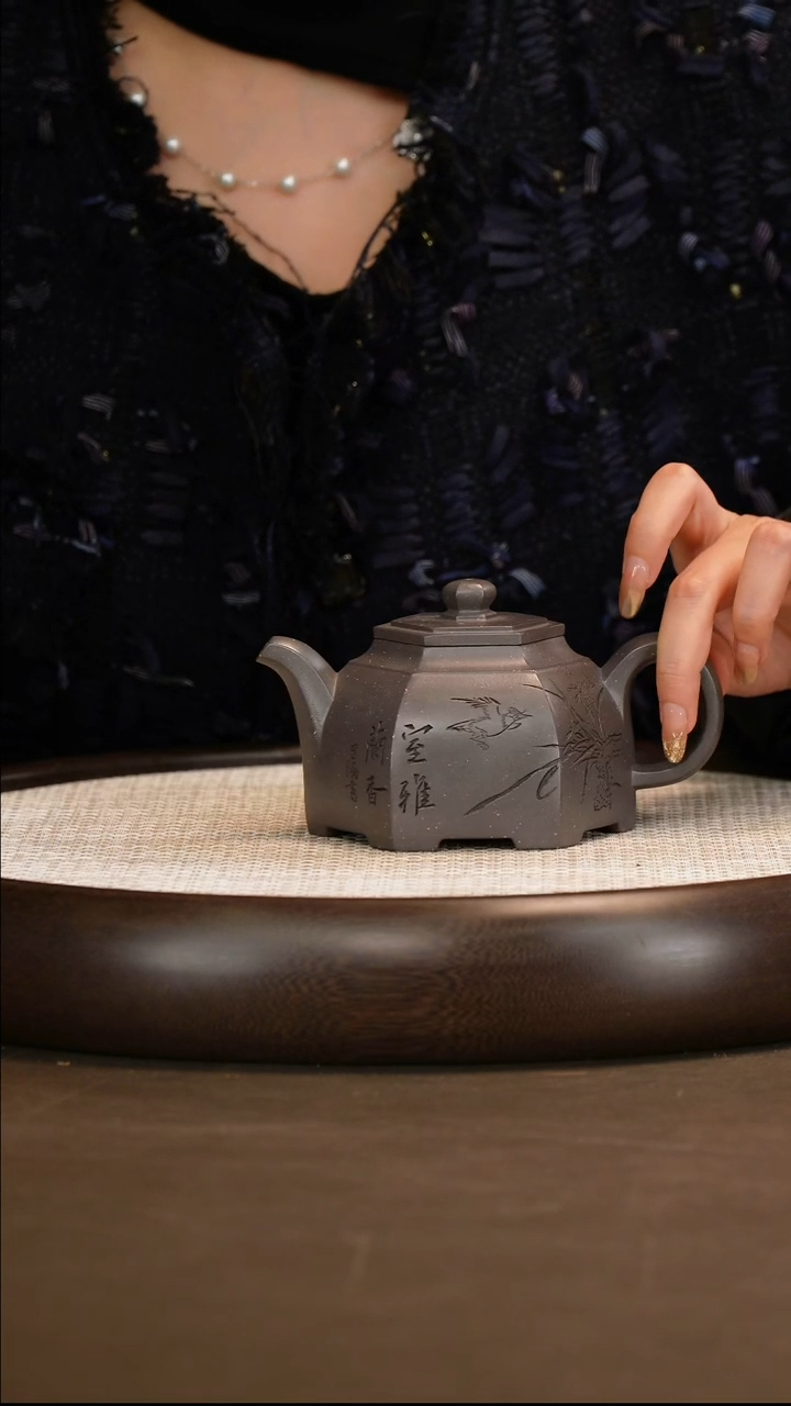 李昌鸿 六方闲庭 天青泥 280c/竹杯/狮象玉鼎/人物画