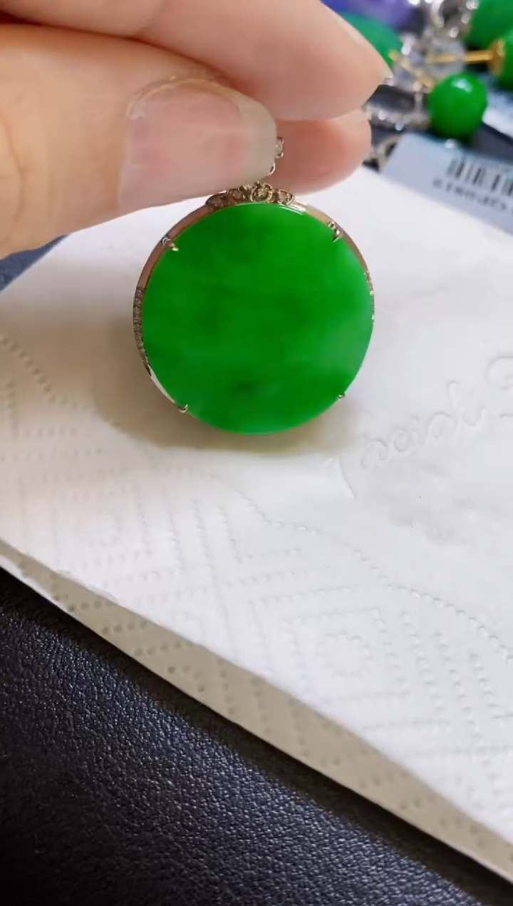 颈饰18K金镶嵌翡翠圆牌