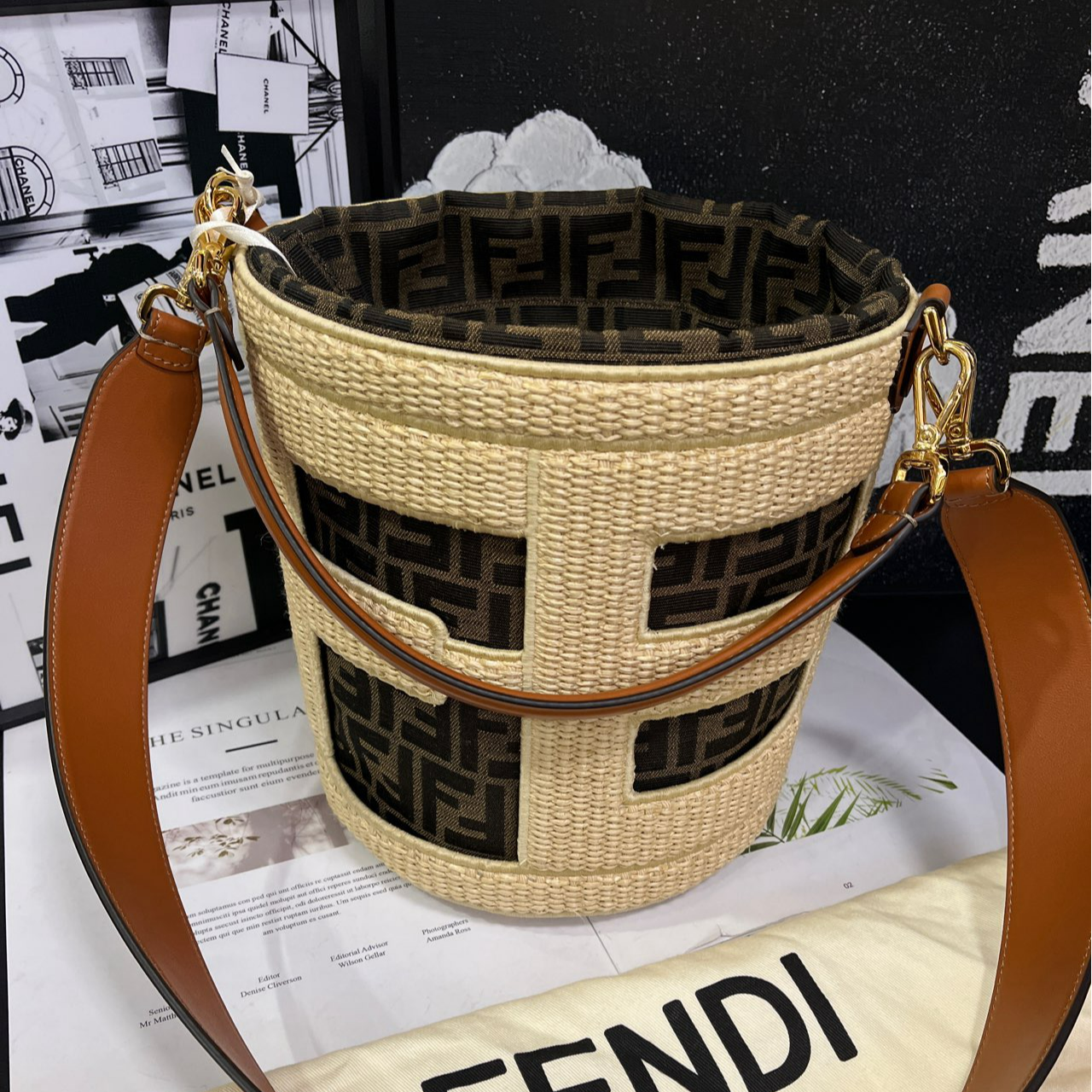 95新 FENDI/芬迪 帆布草编水桶单肩包23款B1626
