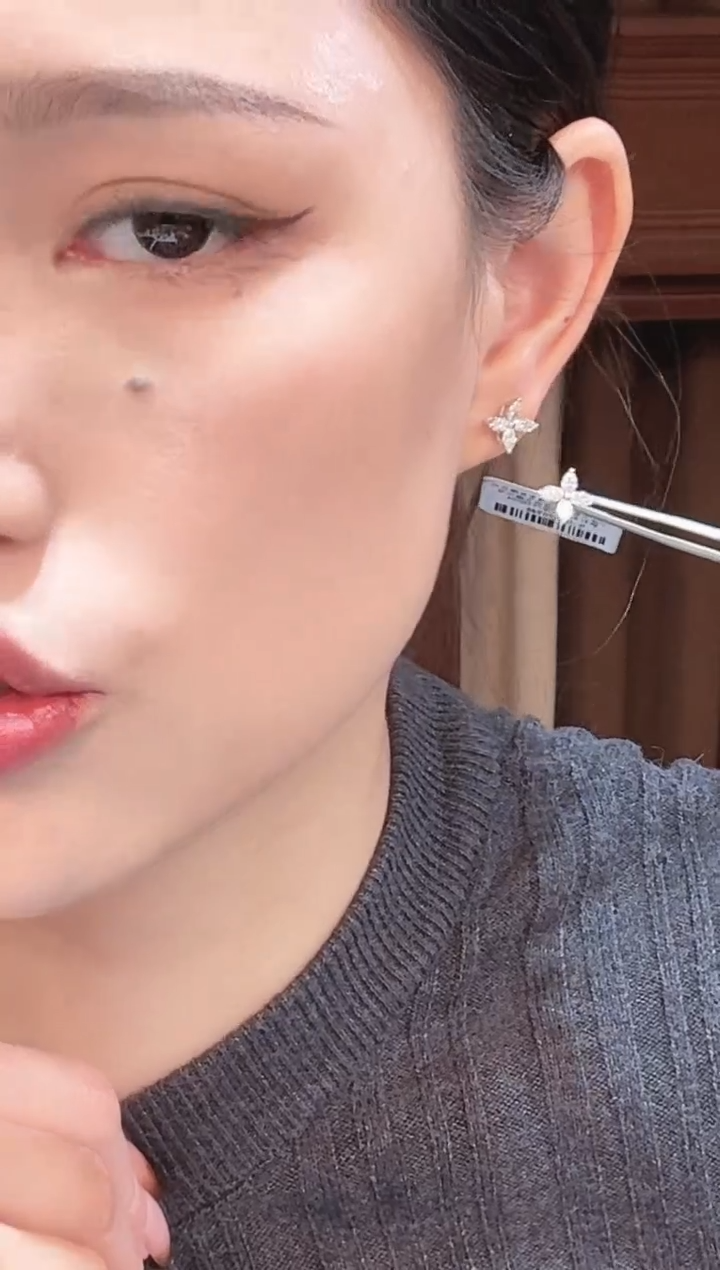 18K金镶嵌实验室培育钻石耳饰四叶小花耳钉k白