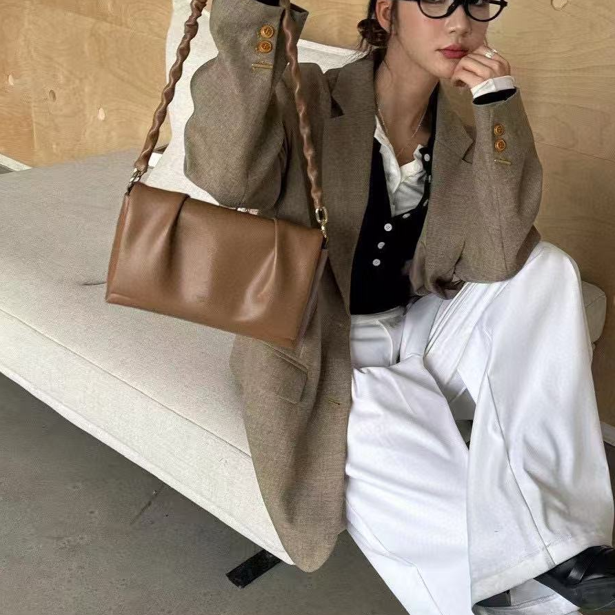 9906号60265#简约百搭小字母气质单肩斜挎包（预）