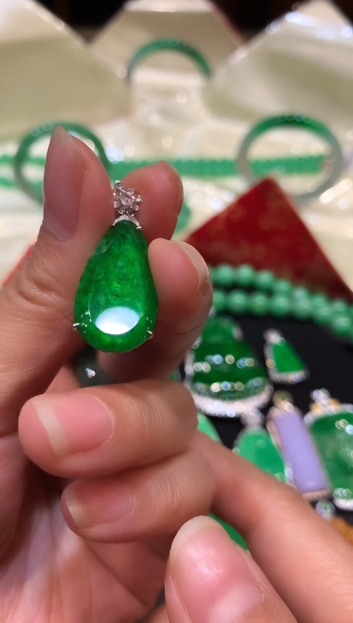 【闪购商品】翡翠吊坠(不含链)18K金镶嵌滴水吊坠