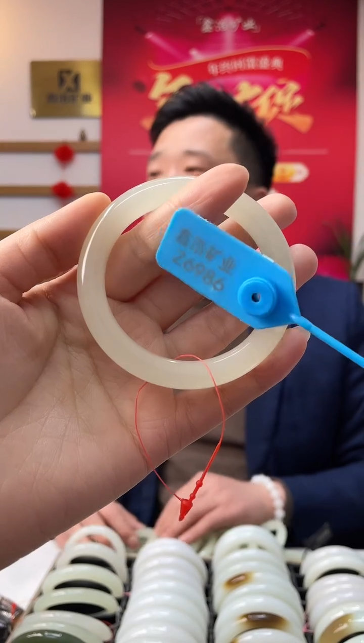 【闪购商品】和田玉手镯未镶嵌翠胶猫 Z6986 圈口56