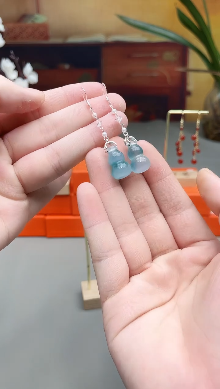 未镶嵌石英质玉（天山翠）耳钉飘花葫芦天山翠