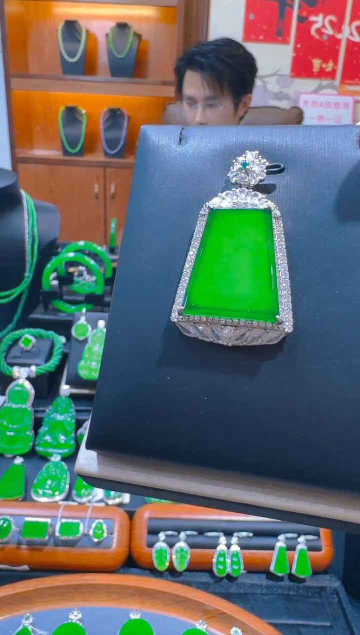 【闪购商品】翡翠吊坠(赠链)银S925镶嵌天然A货翡翠