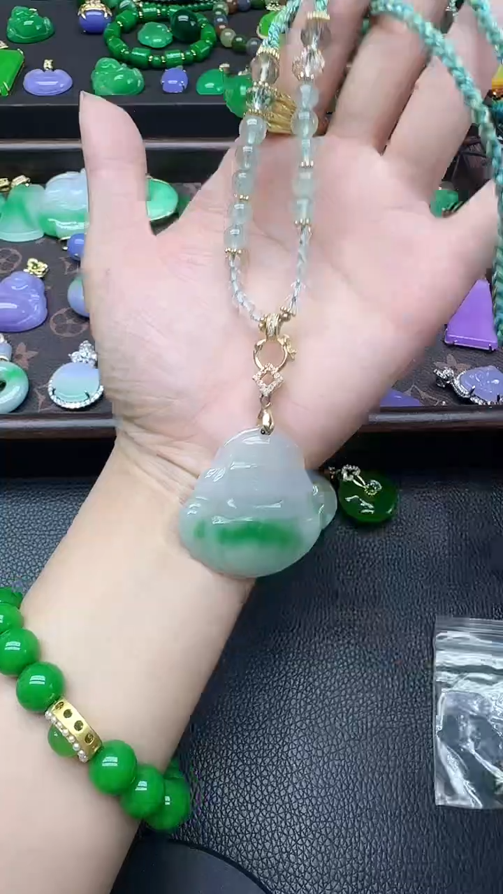 翡翠未镶嵌颈饰白青佛大