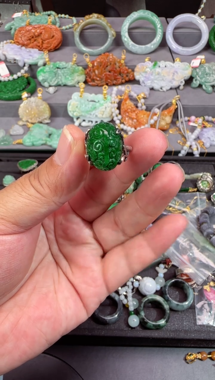 【闪购商品】翡翠颈饰未镶嵌牌子