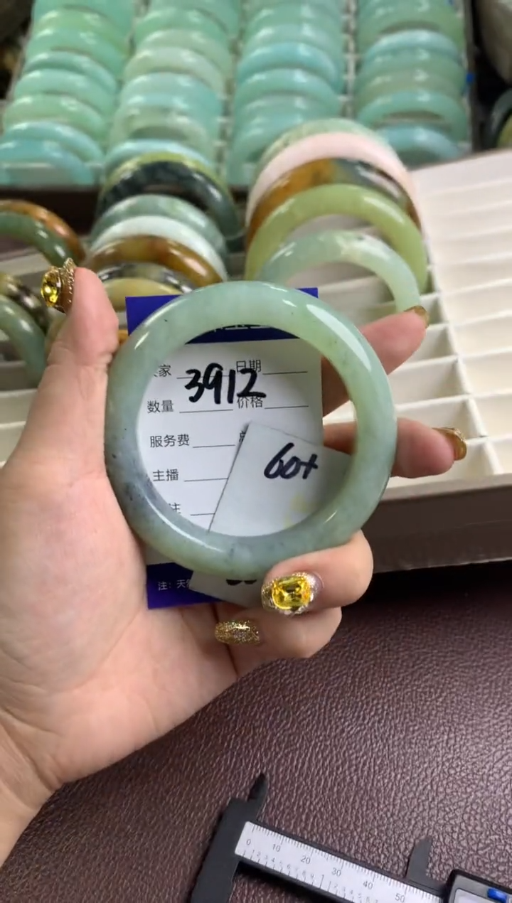 【闪购商品】蛇纹石玉手镯未镶嵌3912