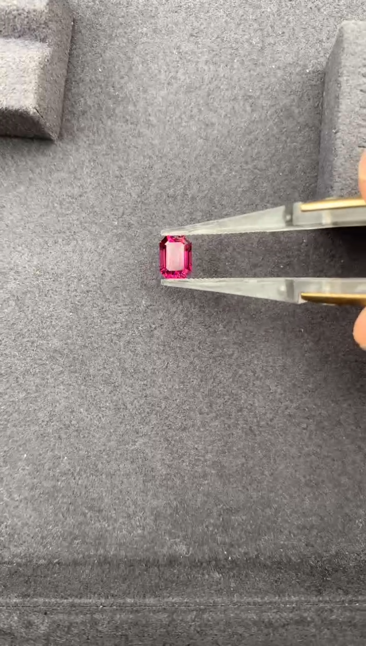 未镶嵌珠宝半成品石榴石1.5ct镁铝榴石 GE 定制