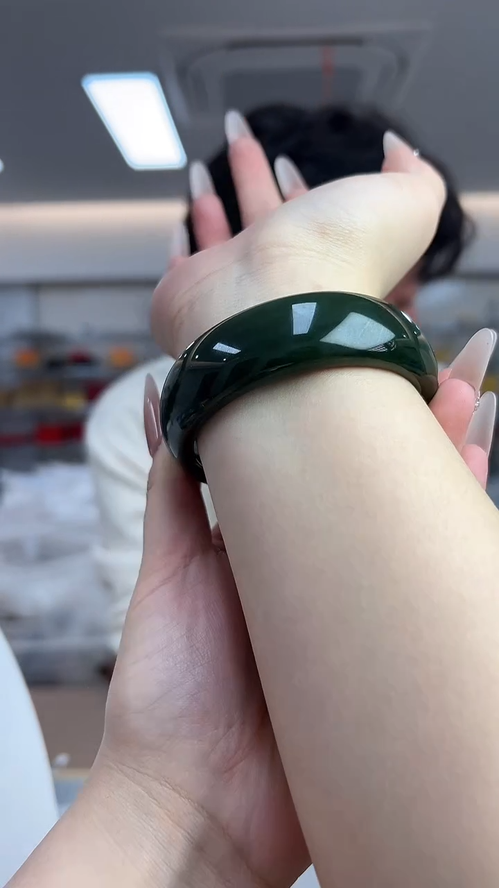 【闪购商品】和田玉碧玉红皮老料未镶嵌手镯圈口57.7