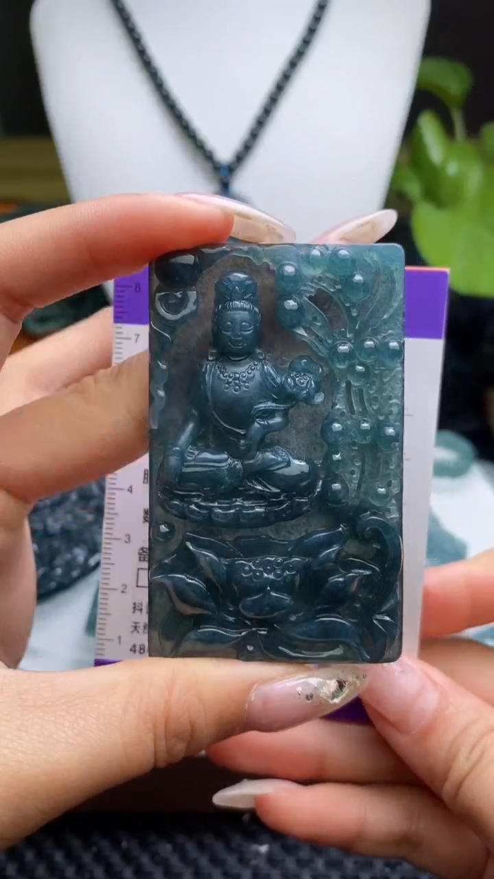 翡翠未镶嵌颈饰         