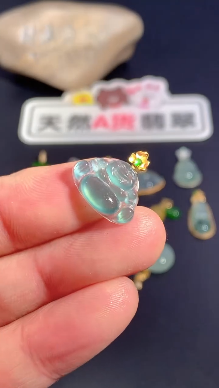 颈饰18K金镶嵌翡翠   