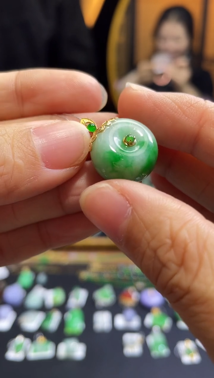 颈饰18K金镶嵌翡翠平安扣