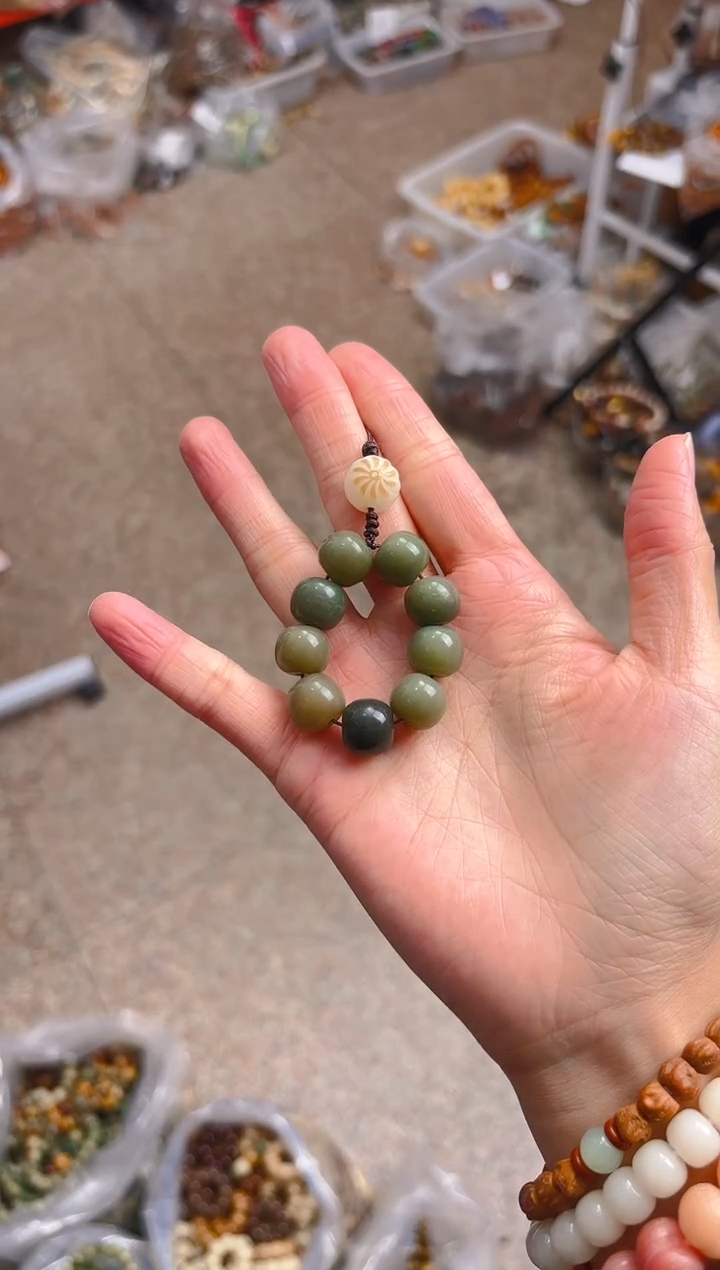 吊坠菩提根/象牙果绿色手机链