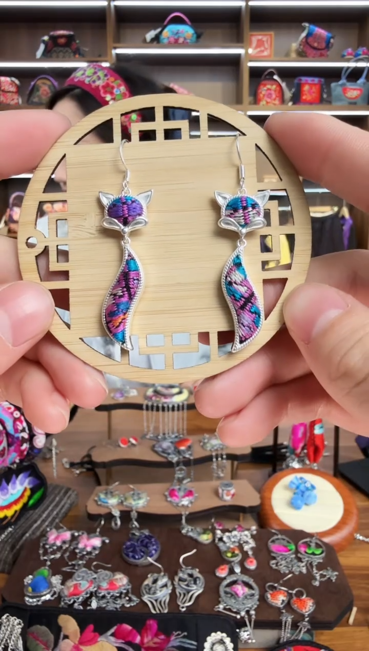 【闪购商品】织绣102蒙阿苏苗绣传承