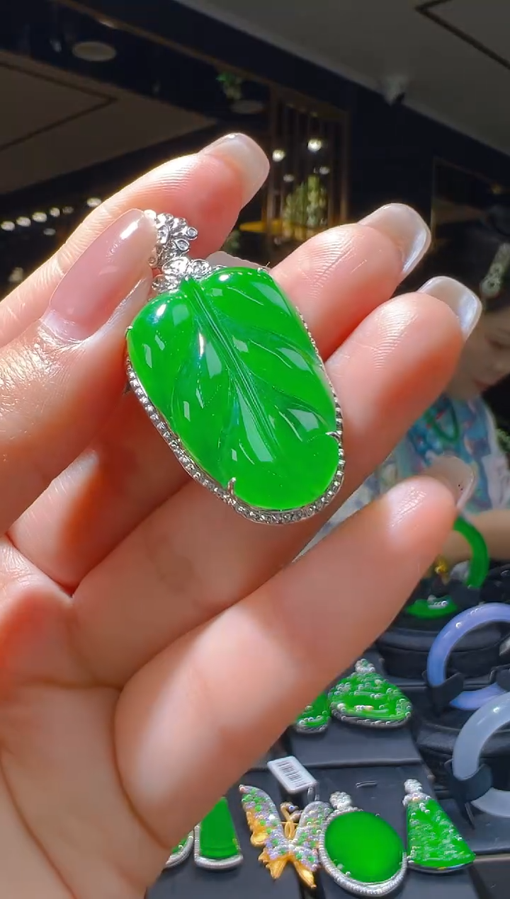 【闪购商品】翡翠吊坠(赠链)18K金镶嵌083       