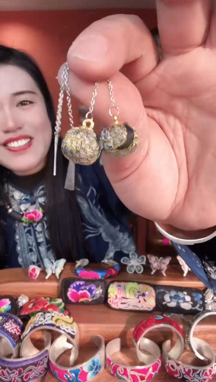 织绣非遗手工苗绣饰品12