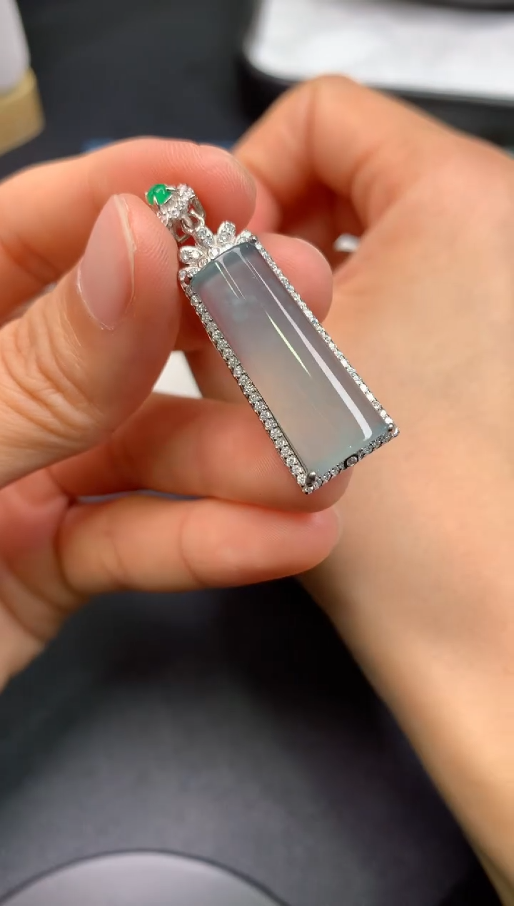 翡翠未镶嵌颈饰无鉴赏期