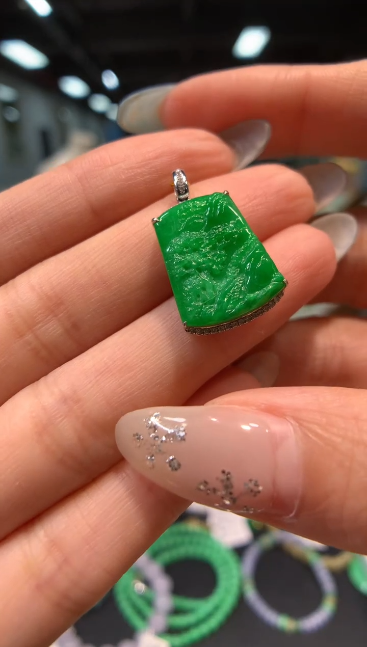 颈饰18K金镶嵌翡翠山水牌