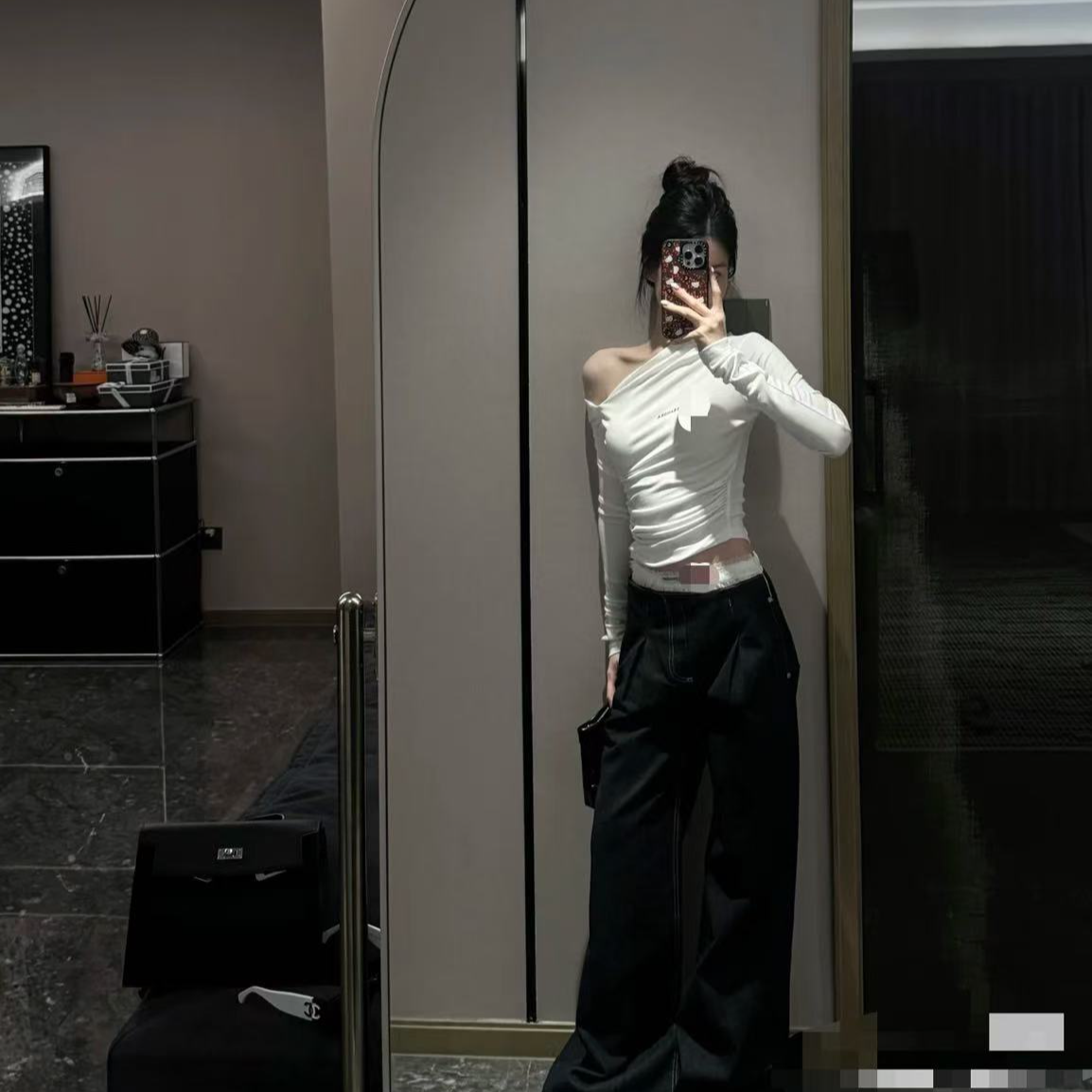 黑白双色斜肩卡手指T恤