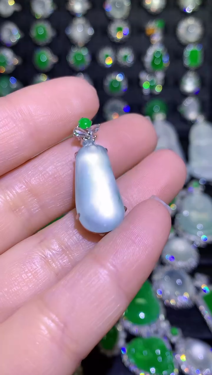 【闪购商品】翡翠颈饰18K金镶嵌高冰玻极光裸镶福瓜