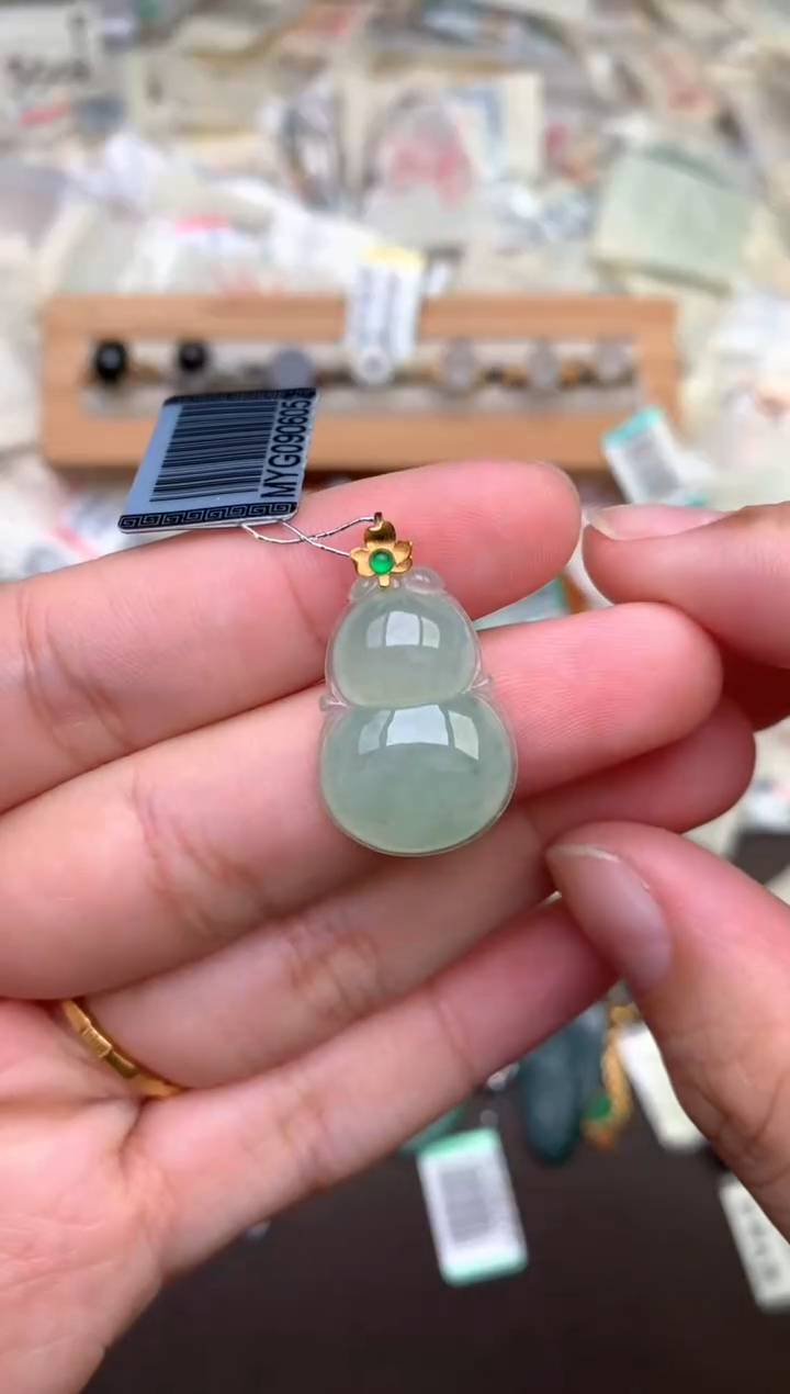 18K金镶嵌挂件翡翠 —