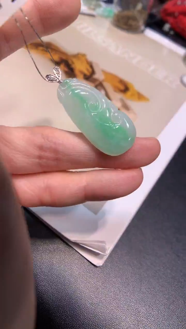 颈饰18K金镶嵌翡翠如意