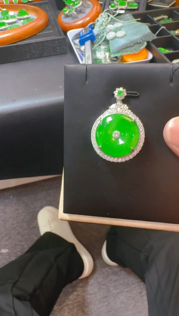 【闪购商品】翡翠吊坠(赠链)银S925镶嵌天然A货翡翠